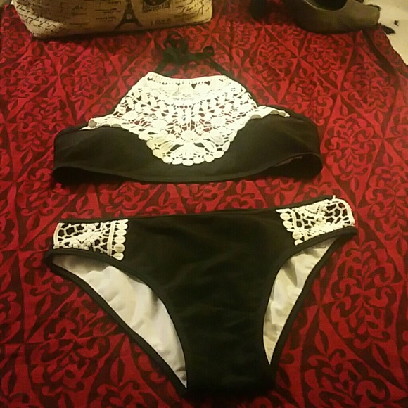 Shell  swimsuit exclusive with trim - Picture 3 of 5